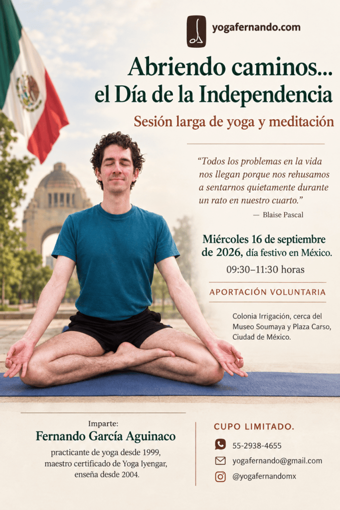 Imagen promocional de una sesión de yoga y meditación en México, con un hombre sentado en posición de meditación sobre una estera. El fondo incluye la bandera mexicana y el edificio del Museo Soumaya. Texto anuncia el evento del Día de la Independencia, con detalles sobre la fecha y el instructor.